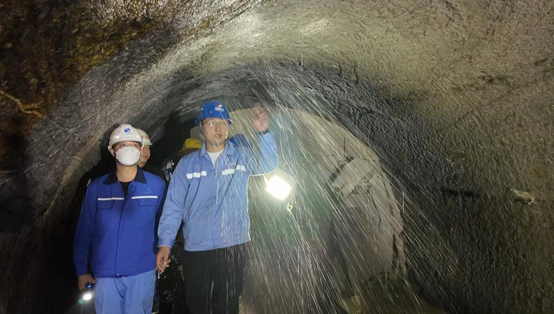 技术人员检查隧洞内涌水情况.jpg