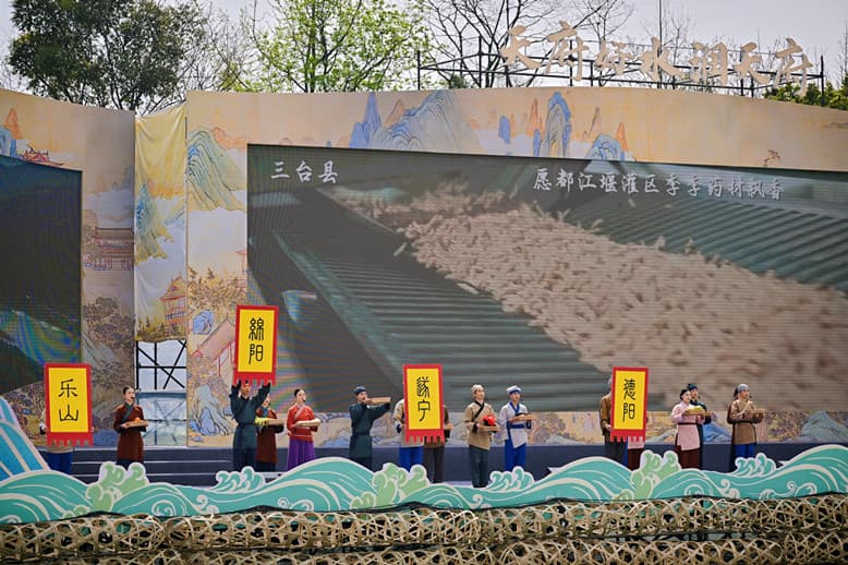 1761635669809821.jpg 2025都江堰放水节盛大启幕,以“天府好水润天府”为主题,通过“放水大典”“‘大灌区’文旅发展联盟消费展销促进活动”“‘大灌区’文旅发展联盟文化旅游展演推广活动”三大主板块,展现都江堰千年水利智慧与文旅融合新活力,为全球观众奉上一场文化盛宴。.jpg